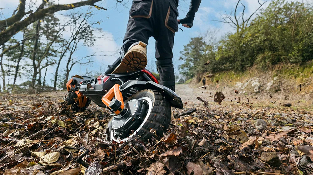 Kukirin G3 Pro rear motor shown while model rides