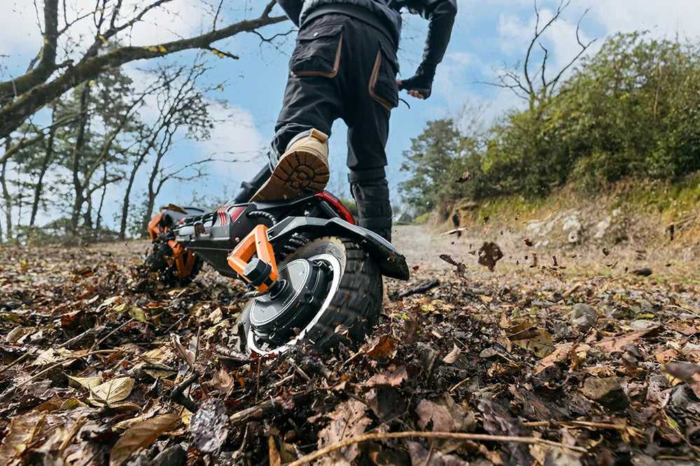 Kukirin G3 Pro rear motor shown while model rides